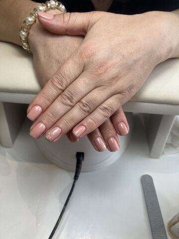 лак с блестками маникюр — работа мастера Нури, Flamy nails Комсомольская